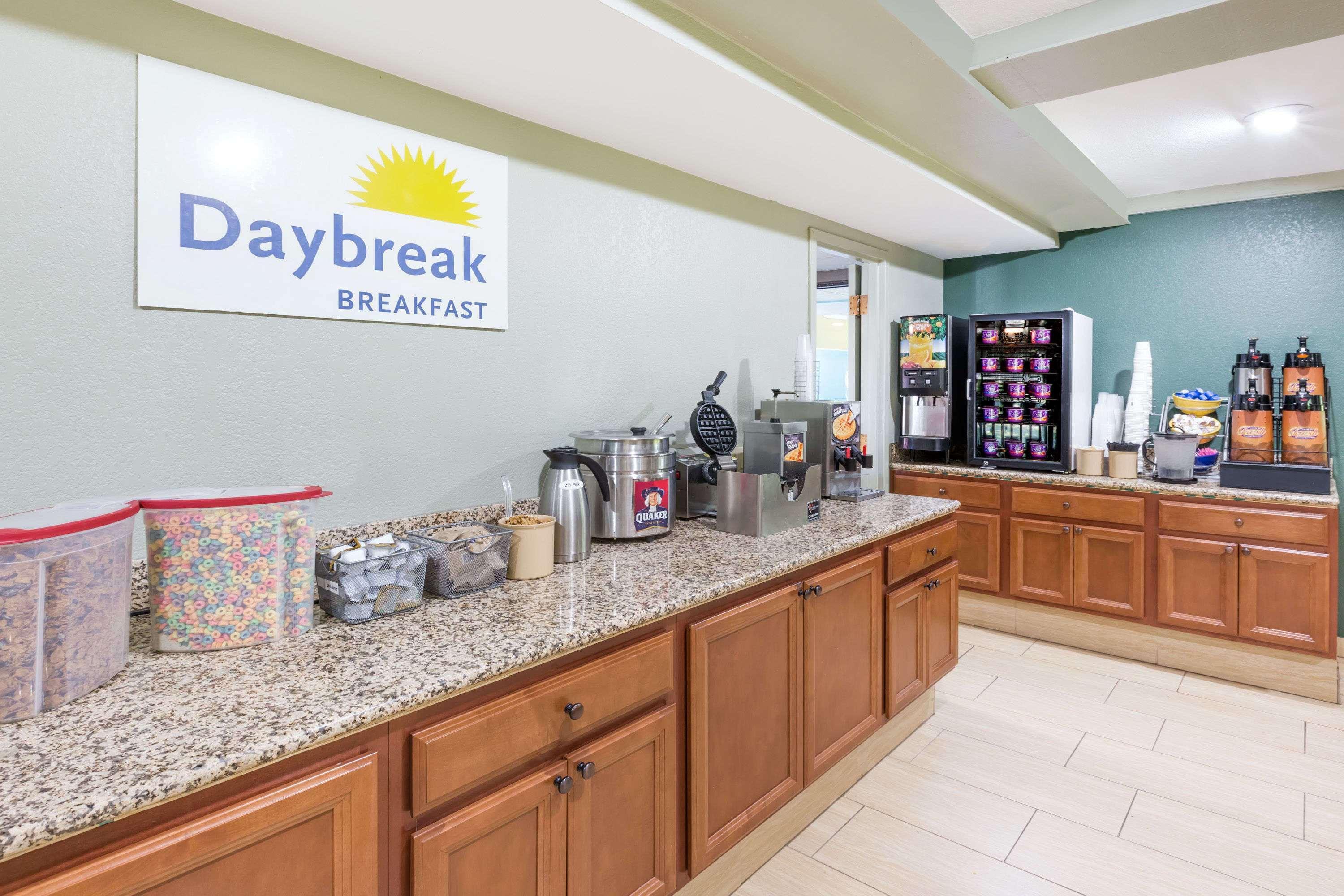 Days Inn By Wyndham West Des Moines Buitenkant foto